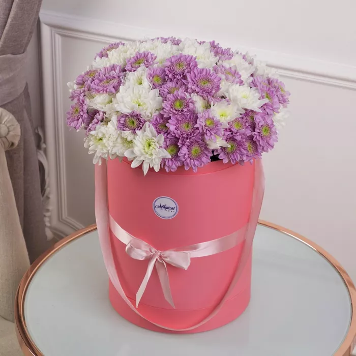 25 хризантем в шляпной коробке