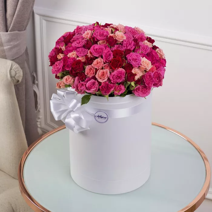 35 кустовых роз в шляпной коробке