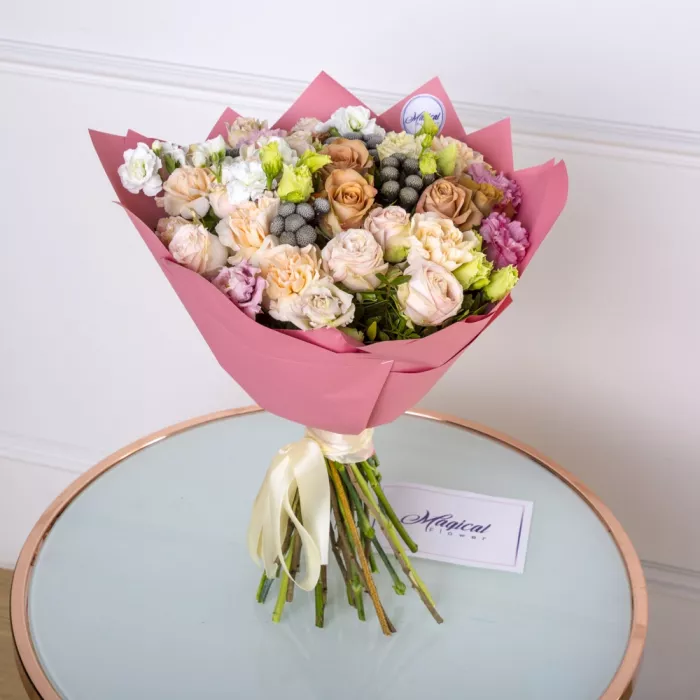 Букет с розой и брунией