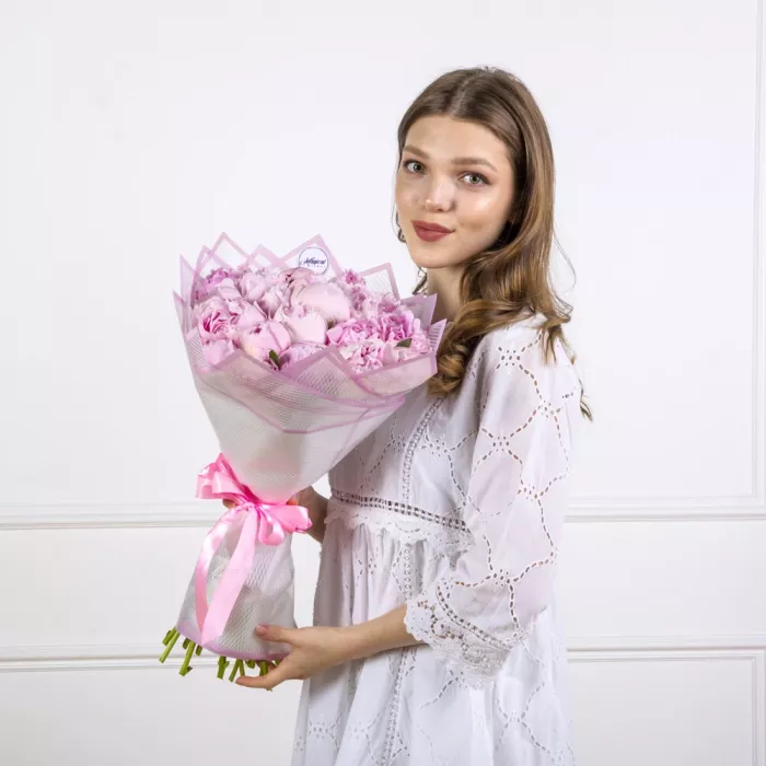 Букет из 35 розовых пионов