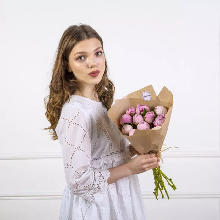Букет из 11 розовых пионов