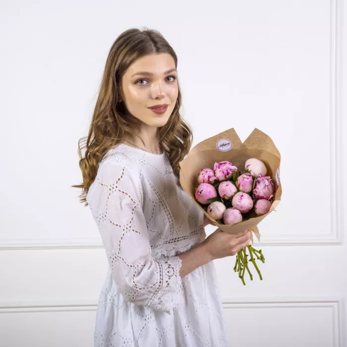 Букет из 11 розовых пионов