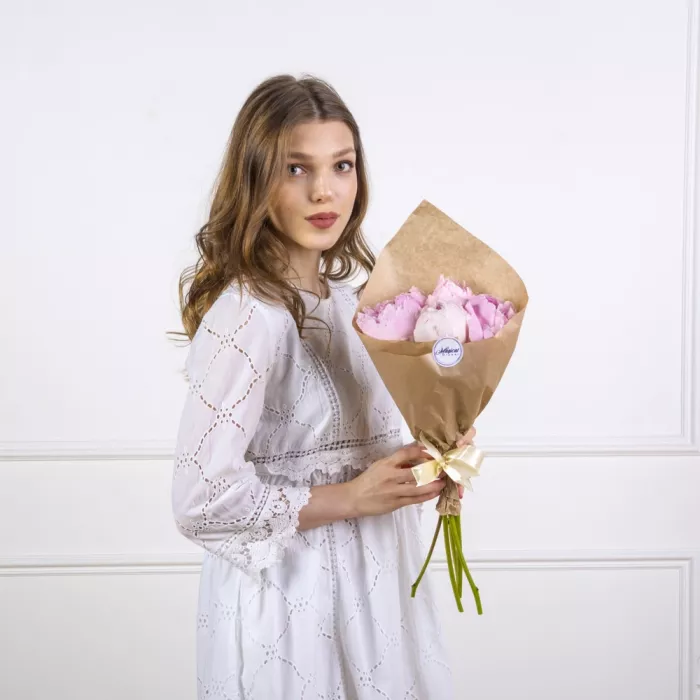 Букет из 5 розовых пионов