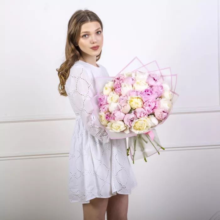 Букет из 35 разноцветных пионов