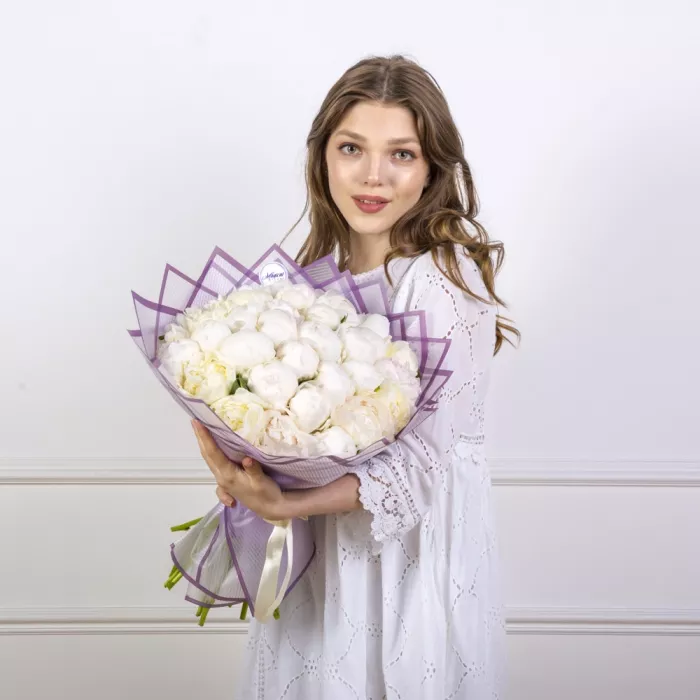 Букет из 31 белого пиона