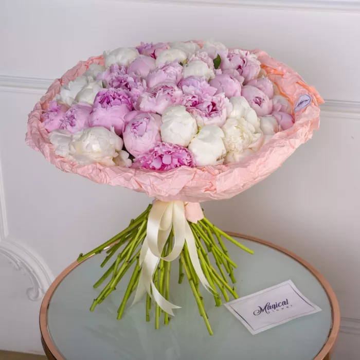 Букет из 51 разноцветного пиона