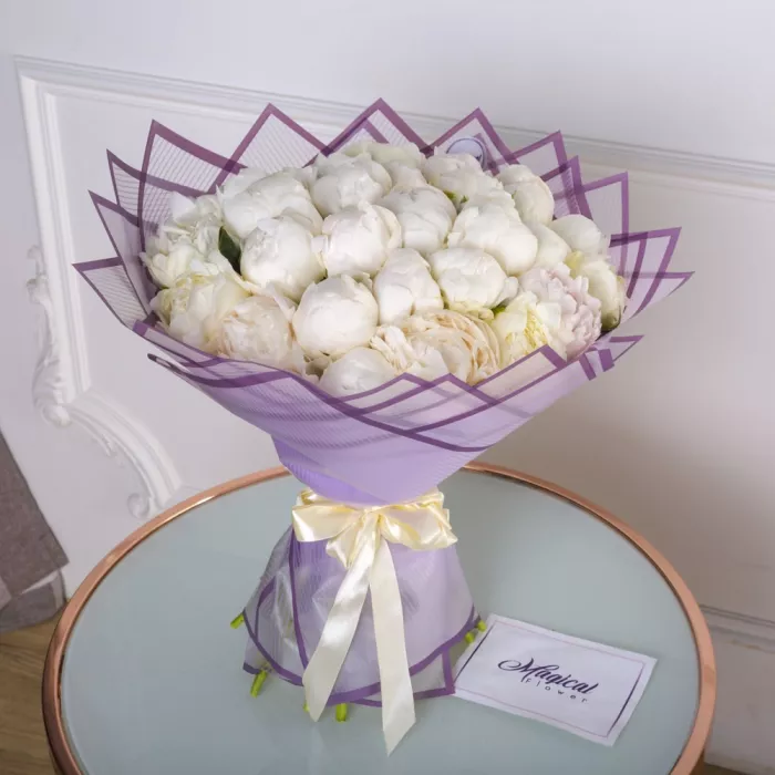 Букет из 31 белого пиона