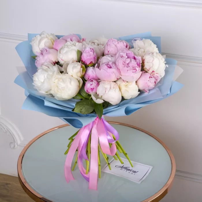 Букет из 25 разноцветных пионов