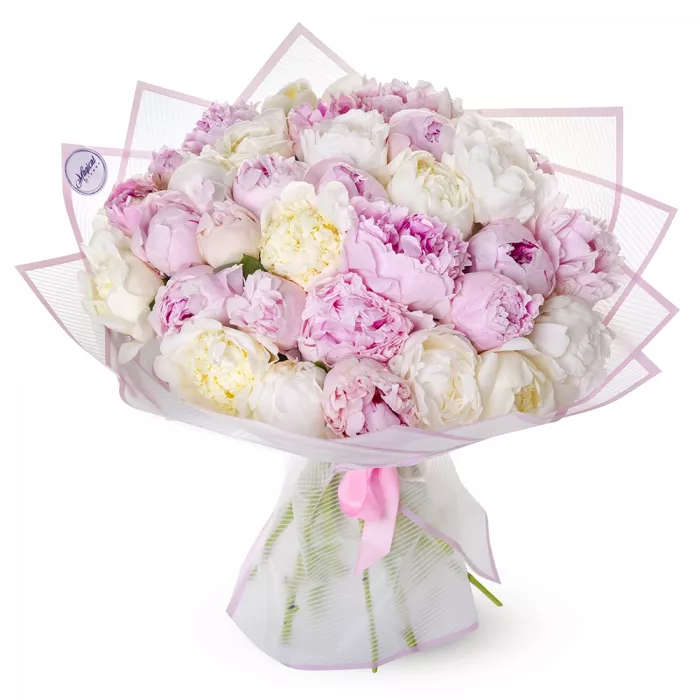 Букет из 35 разноцветных пионов