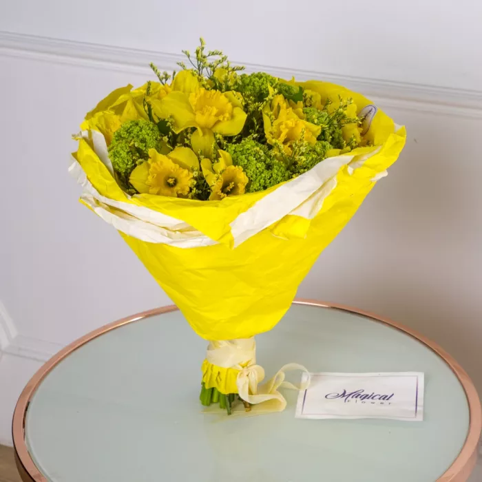 Букет из желтых нарциссов и розеума