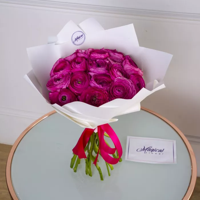 Букет из 19 малиновых ранункулюсов