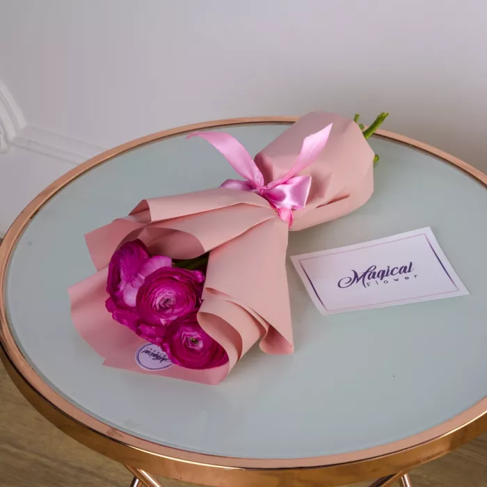 Букет из 5 малиновых ранункулюсов