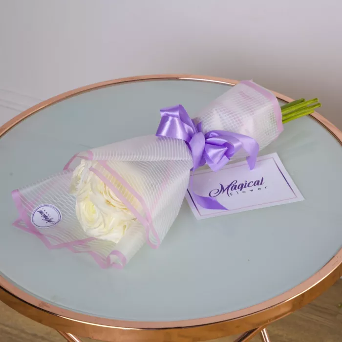 Букет из 5 белых ранункулюсов