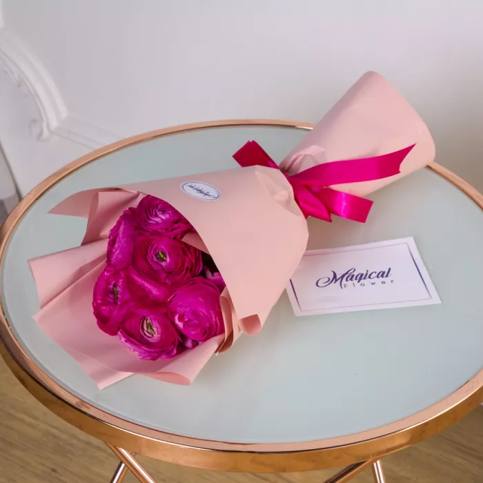 Букет из 7 малиновых ранункулюсов