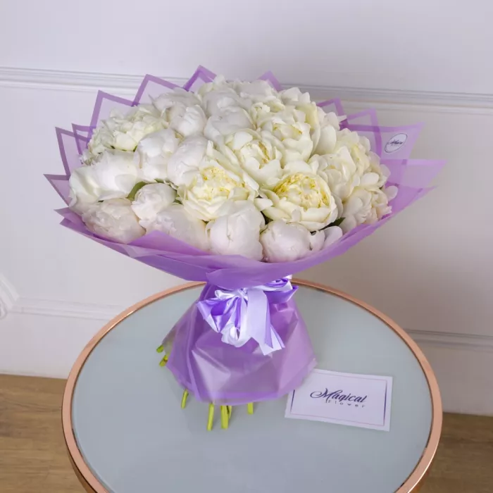 Букет из 51 белого пиона