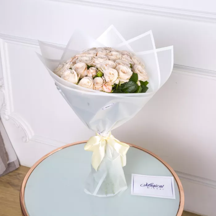 25 кремовых кустовых роз