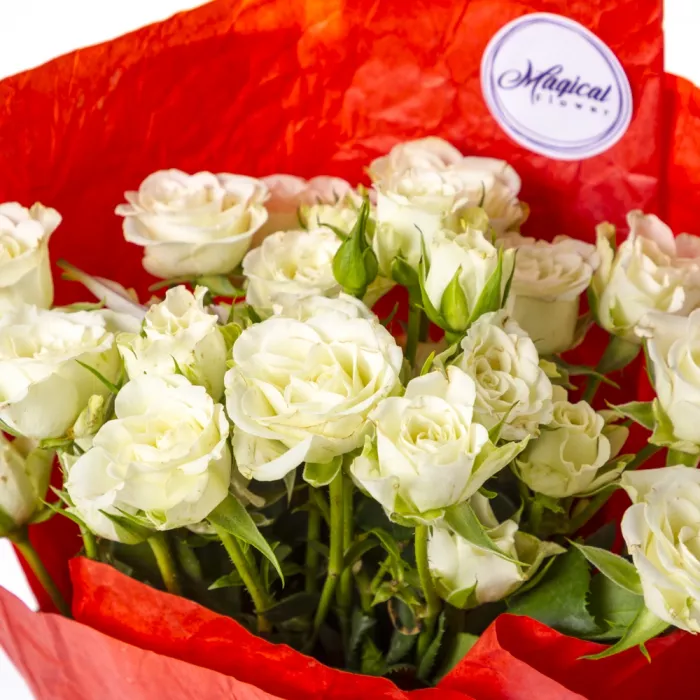 7 кустовых белых роз