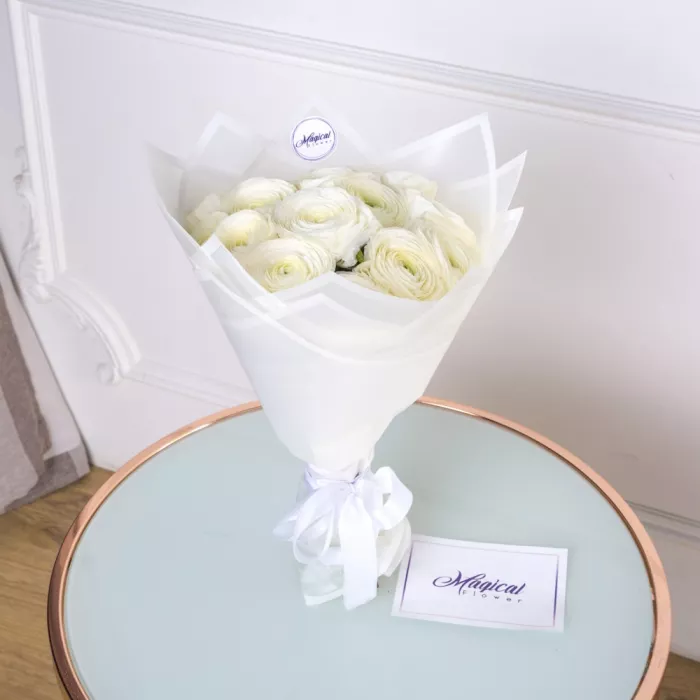 Букет из 15 белых ранункулюсов