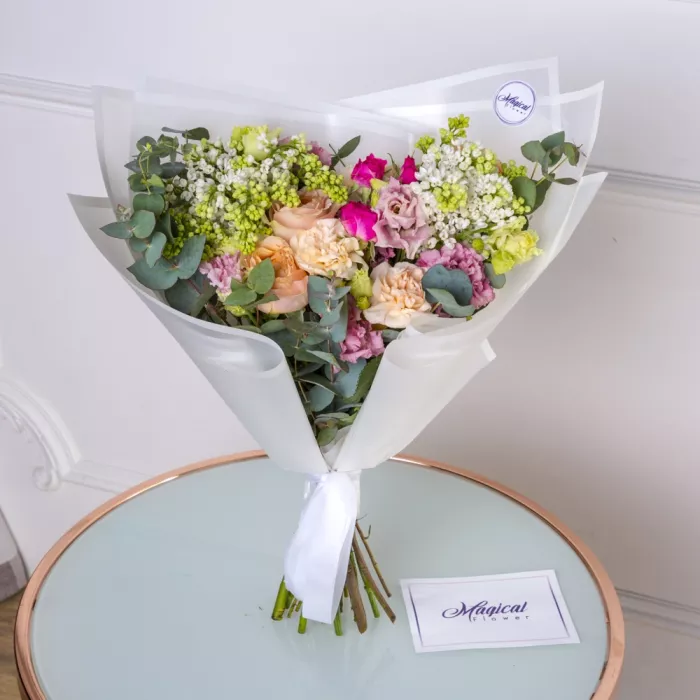 Букет с сиренью и розами