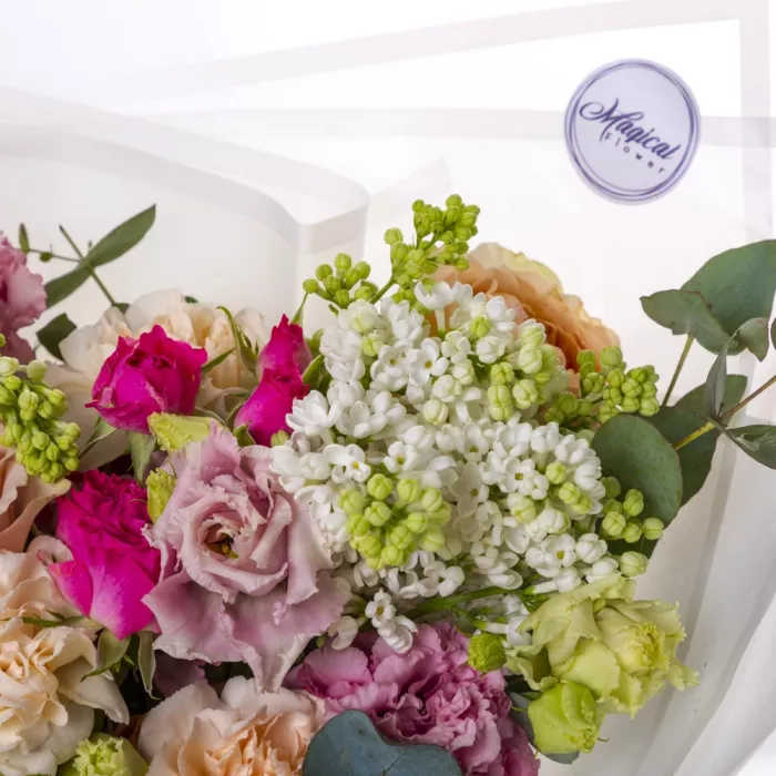 Букет с сиренью и розами