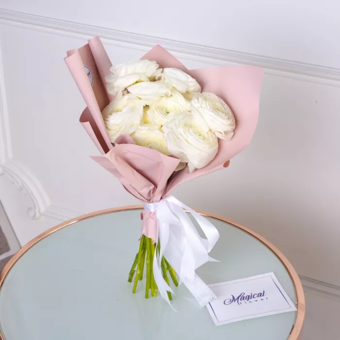 Букет из 11 белых ранункулюсов