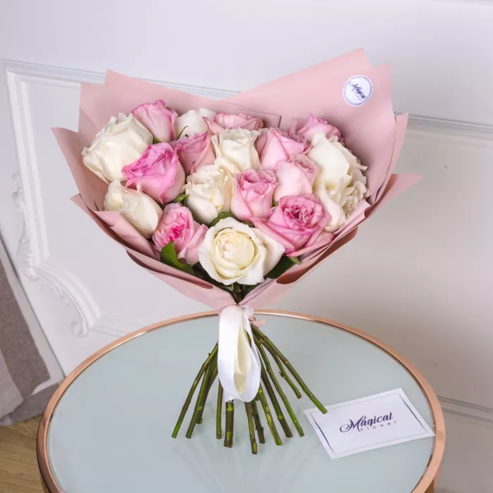 19 разноцветных роз White O'Hara