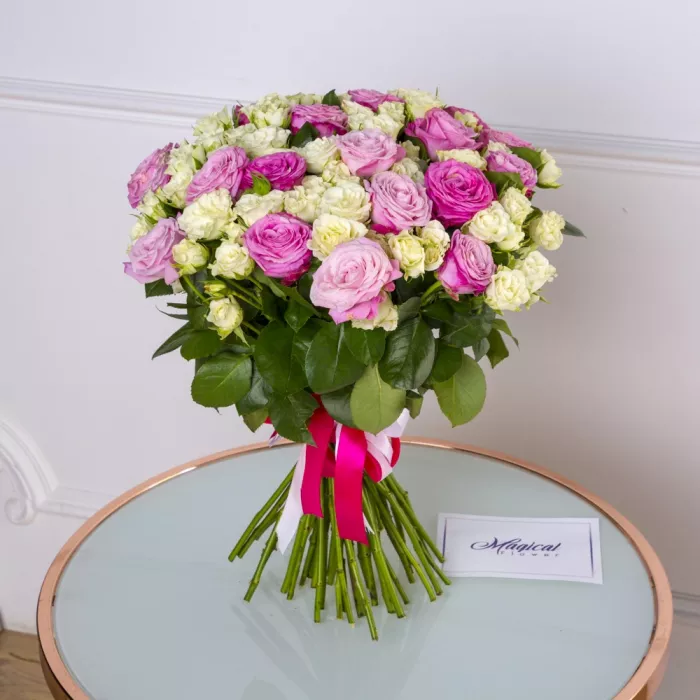 Букет из 51 разноцветной кустовой розы