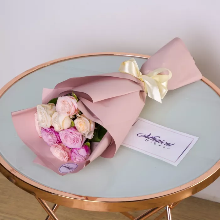 3 разноцветные кустовые розы в крафте