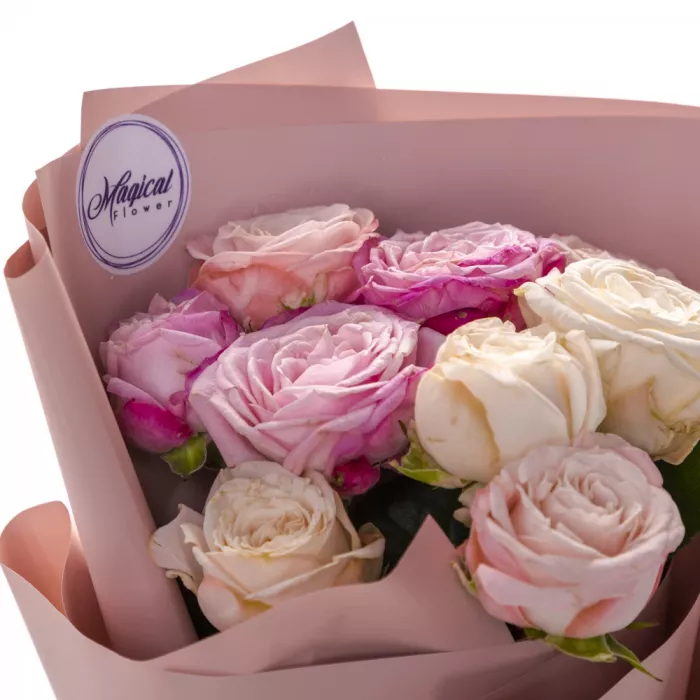 3 разноцветные кустовые розы в крафте