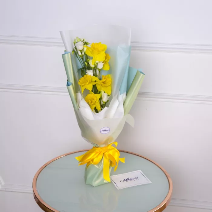 Букет с нарциссами и эустомой