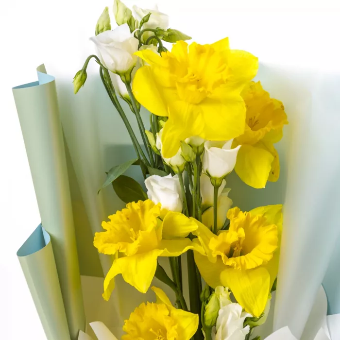 Букет с нарциссами и эустомой