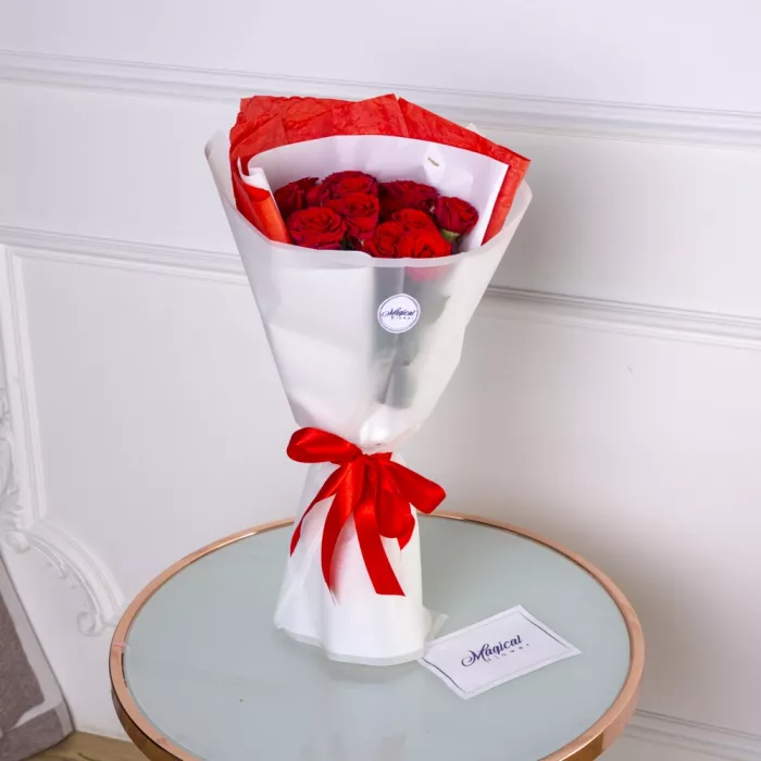 9 красных кустовых роз