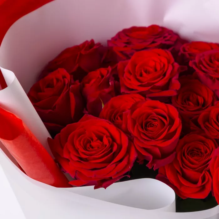 9 красных кустовых роз