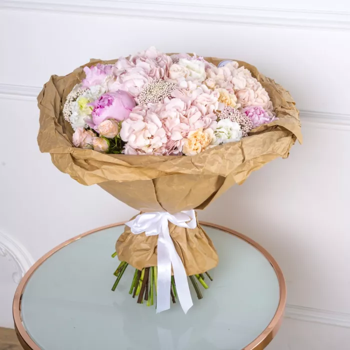 Букет с гортензией и пионами