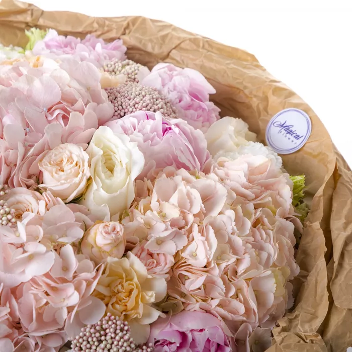 Букет с гортензией и пионами