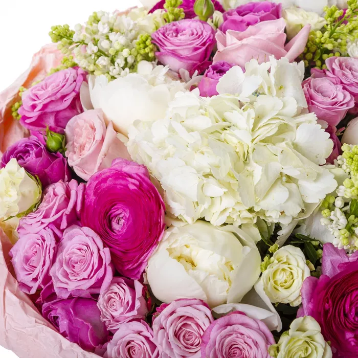 Букет с сиренью и ранункулюсами