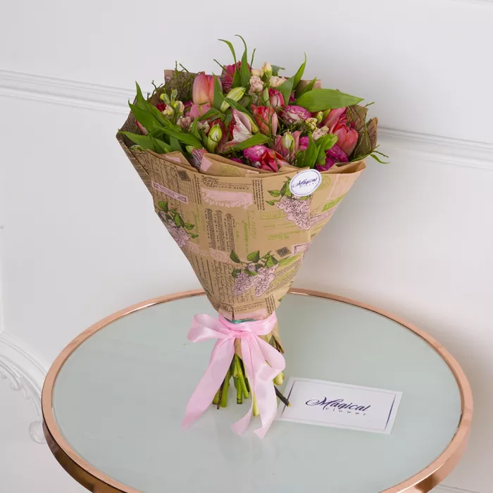 Букет из тюльпанов, альстромерии и брусники