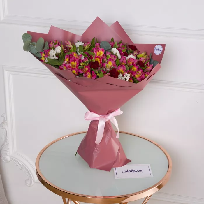 Букет с эвкалиптом и альстромерией