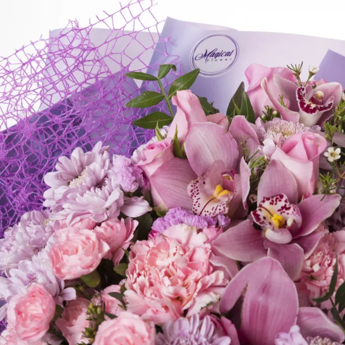 Букет из гвоздики, орхидеи и хризантемы