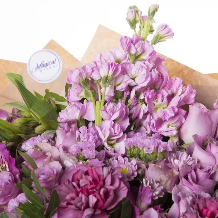 Букет из альстромерии, розы и маттиолы