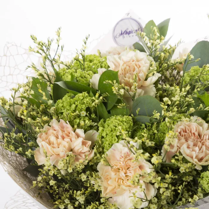 Букет из лимониума и гвоздики