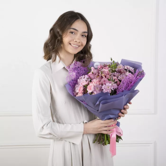 Букет из гвоздики, орхидеи и хризантемы