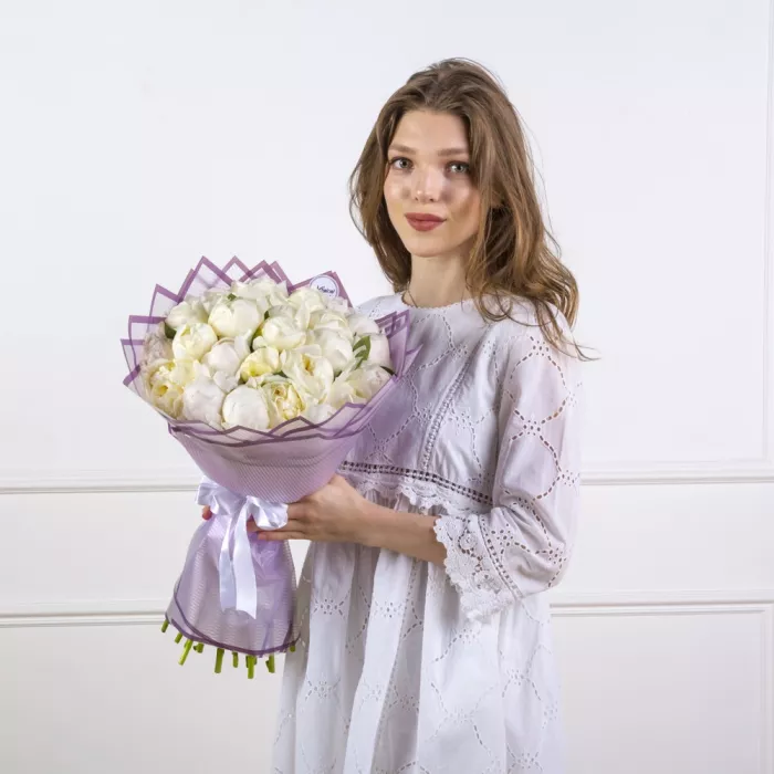 Букет из 21 белого пиона