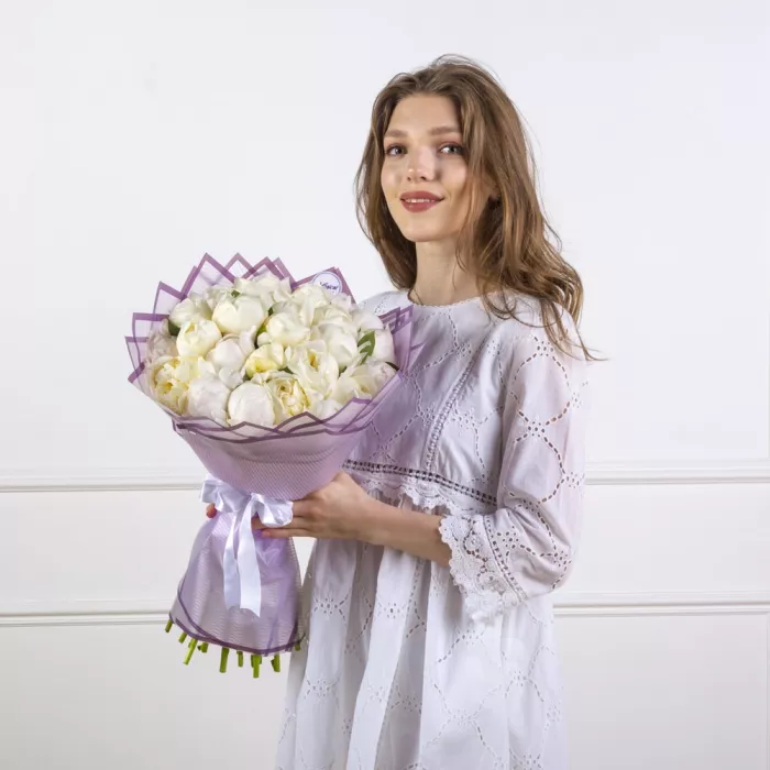 Букет из 21 белого пиона