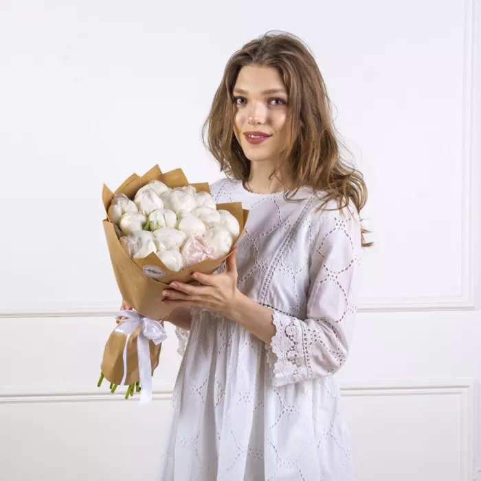 Букет из 11 белых пионов в крафте