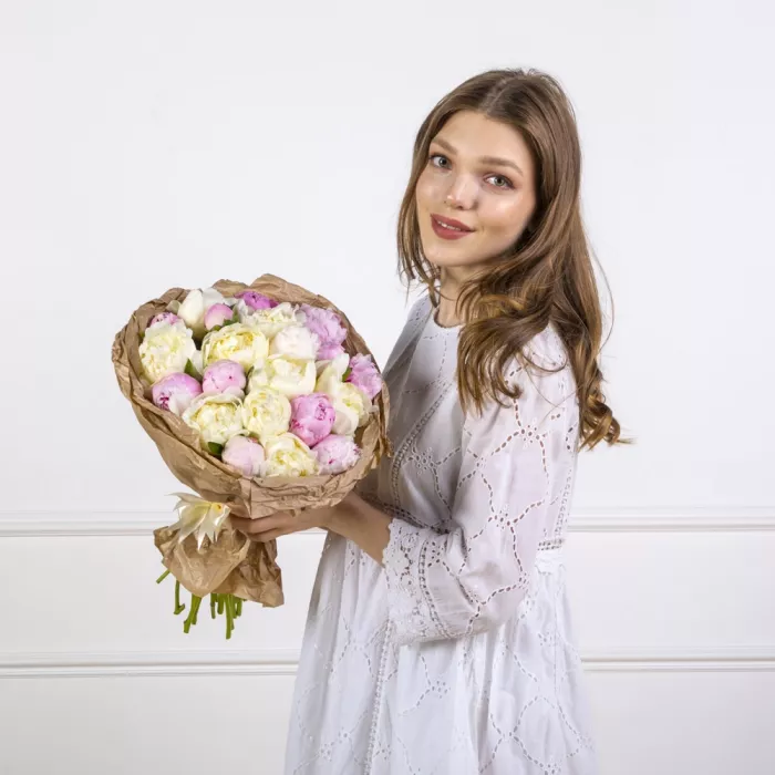 Букет из 21 разноцветного пиона