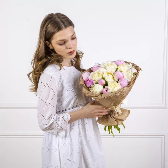 Букет из 21 разноцветного пиона