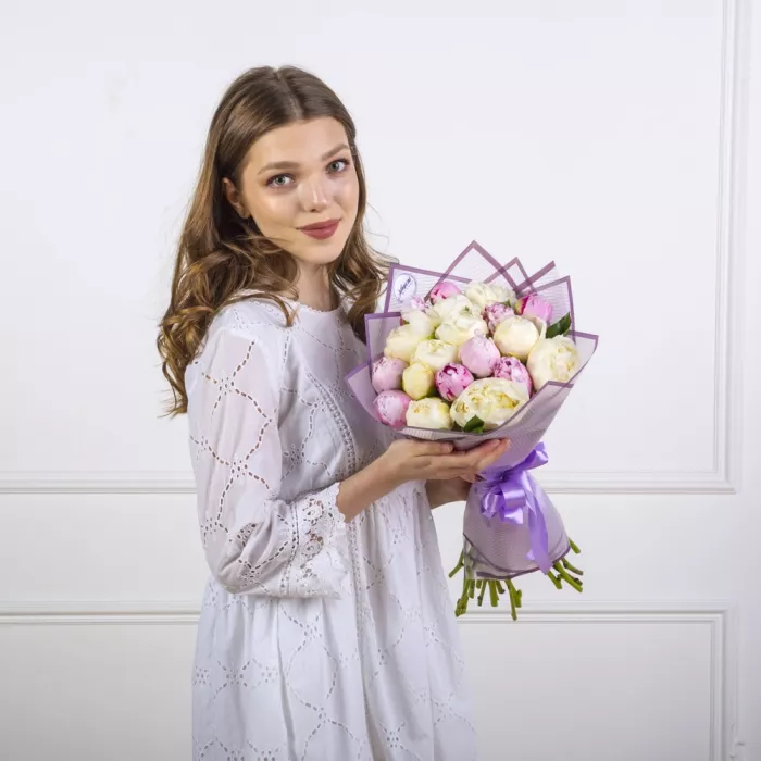 Букет из 19 разноцветных пионов