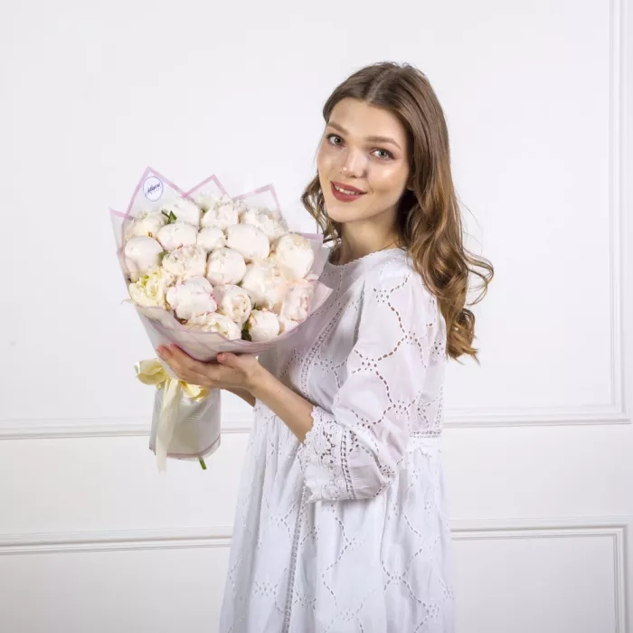 19 белых пионов