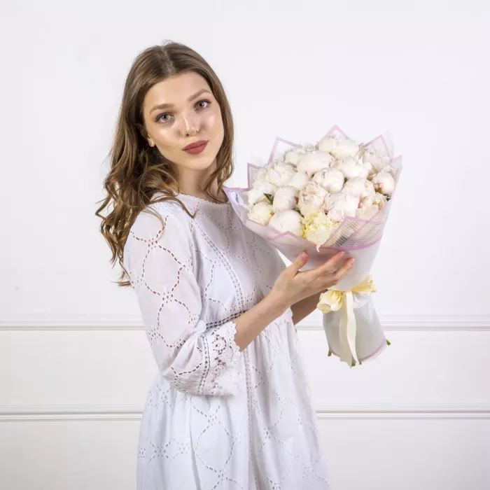 19 белых пионов